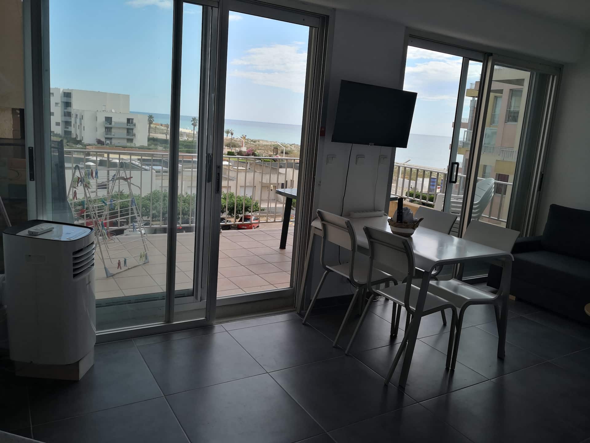 Vue salon avec terrasse vue mer
